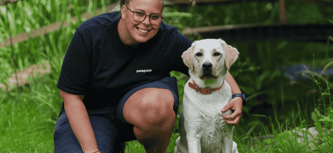 Hundetrainerin Cinta Hamacher mit ihrem Hund Harper